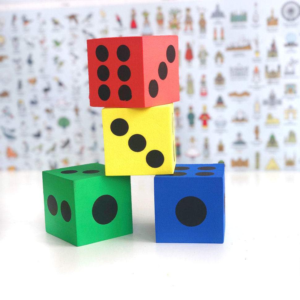  Набор больших игральных кубиков (4 цвета)
